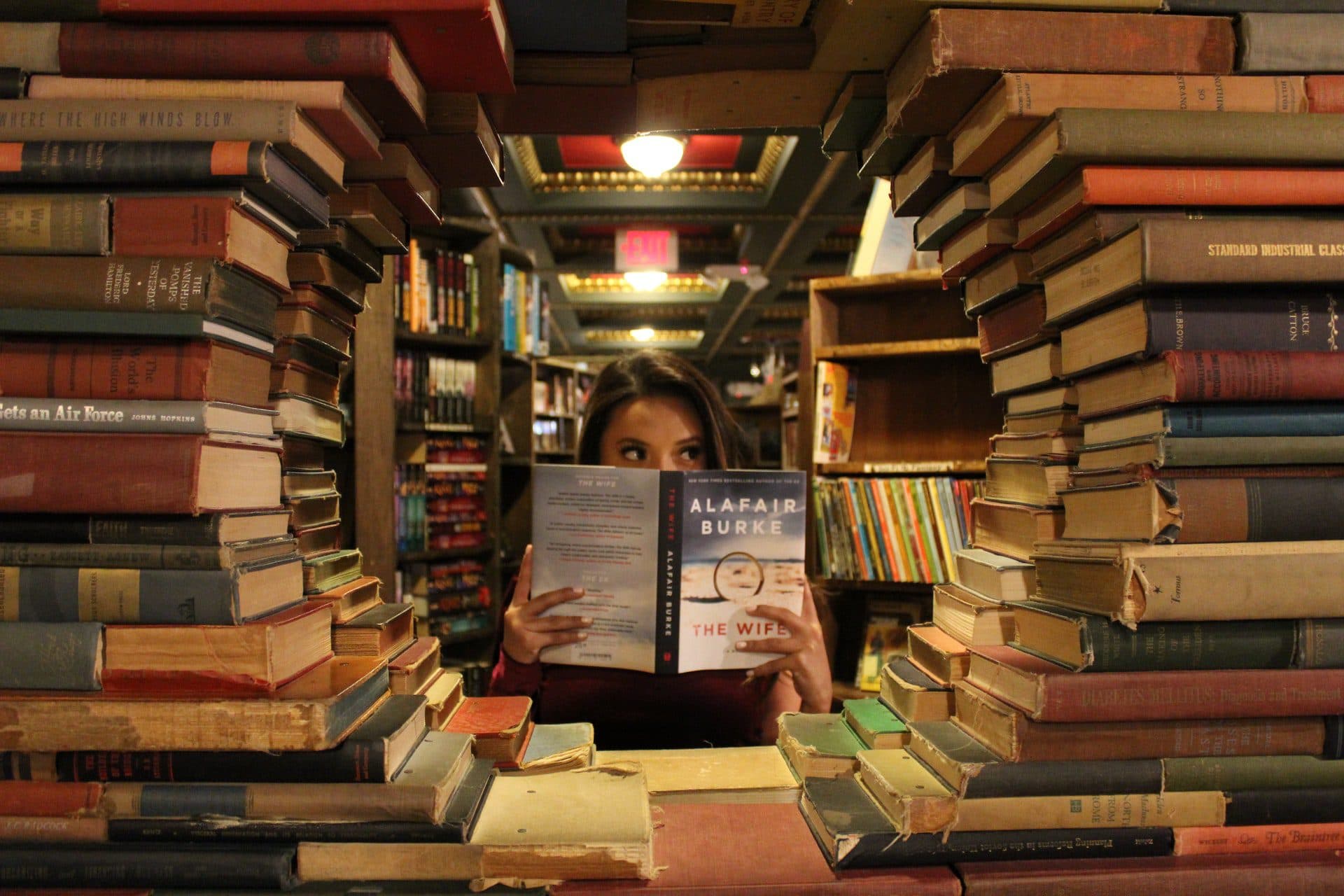 Build an Audience of Readers - Photo by Daniel on Unsplash