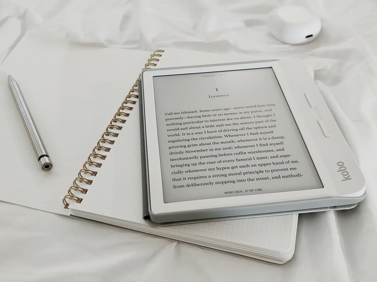 Ebook on Kobo eReader - Photo by Spencer on Unsplash