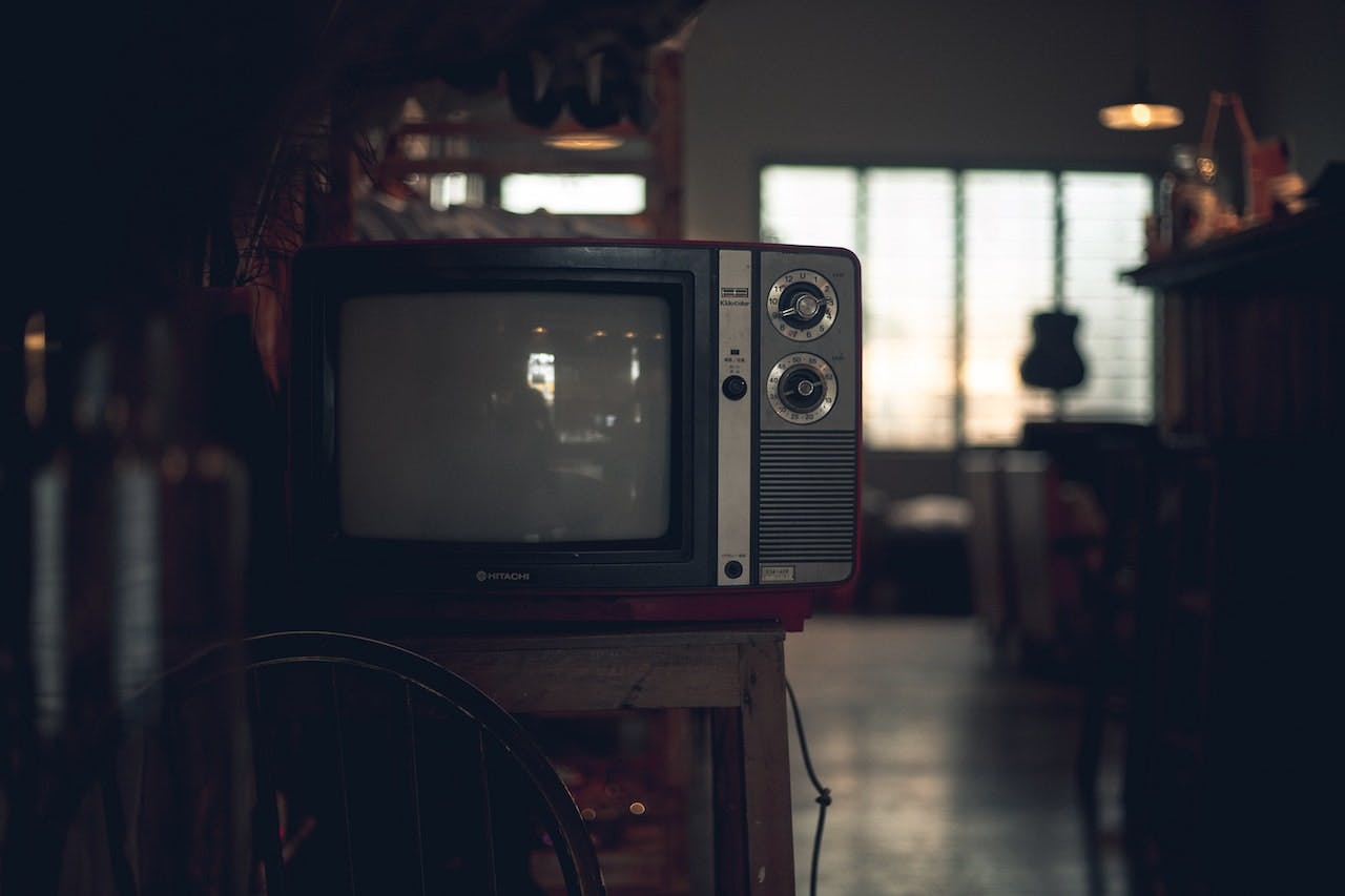 Turn the TV off and write a novel - Photo by Huỳnh Đạt for Pexels